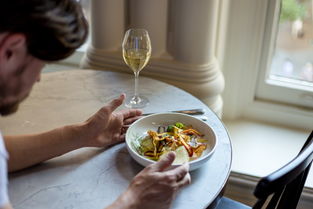 室内餐饮的艺术 从食物到氛围的全方位体验
